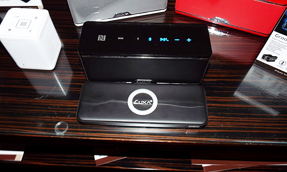 Luxa2_wireless speaker and charging base