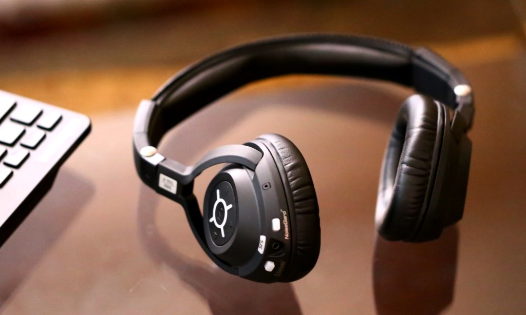 Sennheiser MM 550-X Travelling Headphones lass Tabletop